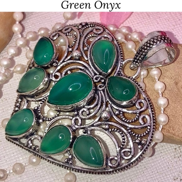 Gorgeous Green Onyx Gemstone Handmade Filigree Heart Pendant - Picture 3 of 3